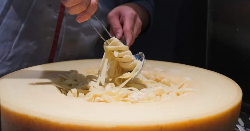 聖誕節 跨年吃到飽訂位準備！饗饗升級推出義大利料理系列，起司義大利麵必吃。