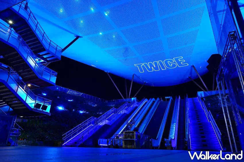 ▲TWICE高雄開唱引爆藍色城市應援 高捷疏運與燈光秀掀熱潮