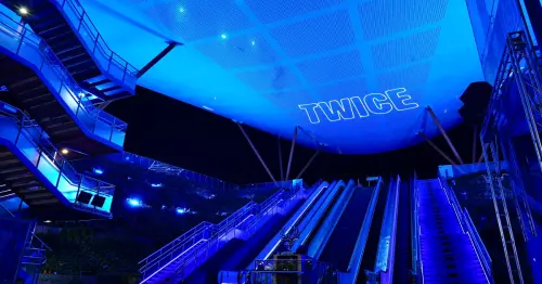 TWICE高雄開唱引爆藍色城市應援！高雄捷運啟動加班車與行李寄放服務、承億酒店推主題調酒迎接粉絲。