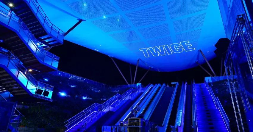 TWICE高雄開唱引爆藍色城市應援！高雄捷運啟動加班車與行李寄放服務、承億酒店推主題調酒迎接粉絲。