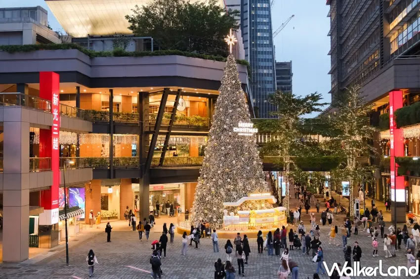 ▲20米幸福列車耶誕樹首度現身，超過1,500場光影秀。（攝影：張人尹）