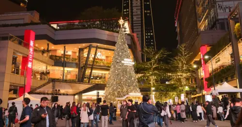 新光信義耶誕城打卡路線！20公尺聖誕樹 白金小火車 許願報亭5大打卡點必拍。