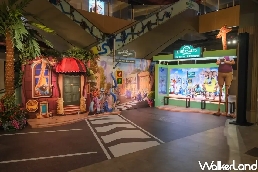 ▲快閃店復刻電影街景打卡點,活動期間至2026年1月4日。(攝影:張人尹)