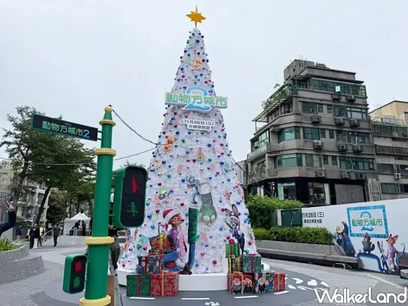 ▲中山站聖誕樹閃亮登場！白天雪白繽紛、夜晚夢幻點燈，搭配《動物方城市2》角色造景，成為台北冬季最療癒的聖誕約會景點。(攝影：鄭雅之)