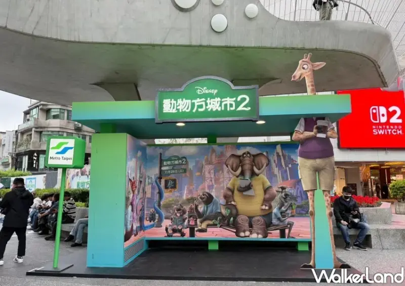 ▲動物方城市候車亭登場中山站！長頸鹿、河馬、兔子與狐狸陪你等車，重現電影場景超吸睛，喜歡《動物方城市2》的粉絲快來中山站拍照打卡。(攝影：鄭雅之)