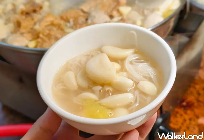 ▲麵線吸滿蒜香與胡椒味後,風味瞬間升級,是湯品的最佳搭檔。(美食好芃友提供)