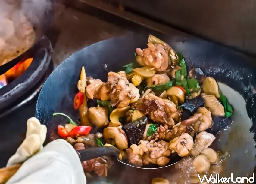 ▲「馨味胡椒白菜雞」工作人員雙手一刻也不得閒。(美食好芃友提供)