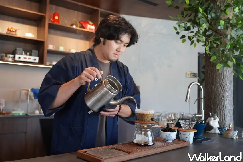 ▲坐在吧檯前，咖啡迷可以近距離觀賞老闆手沖咖啡的過程。（攝影：楊婷雅）