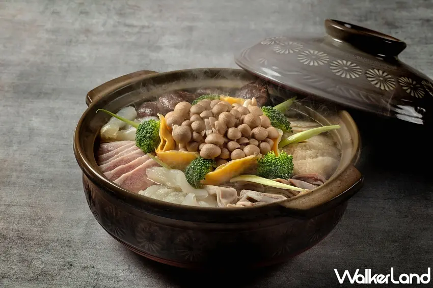 ▲砂鍋火烔土雞湯以慢火熬製兩天的高湯為基底，加入嚴選１公斤重小土雞，乳白色高湯口感濃郁滑順、滋味溫潤。