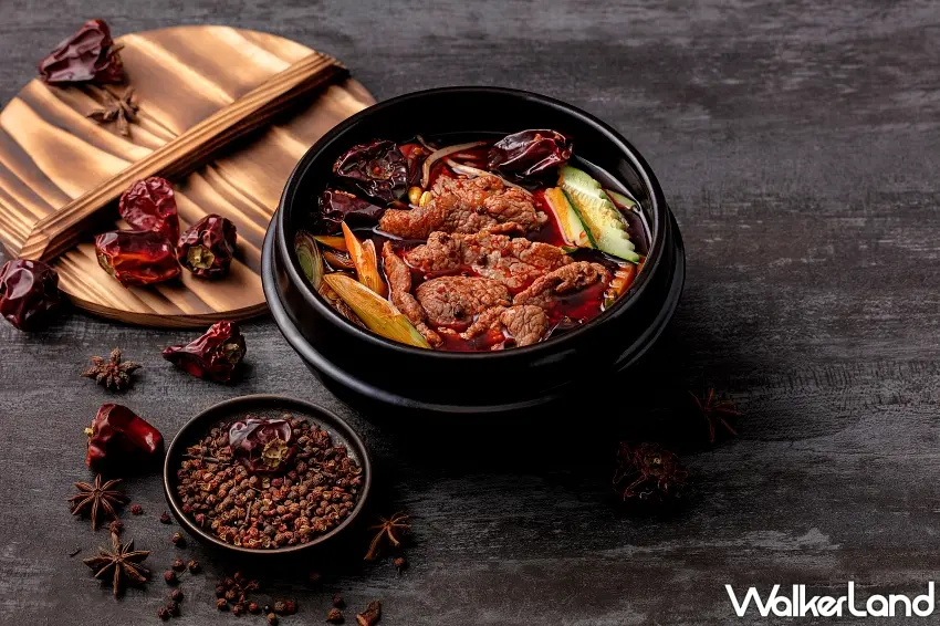 ▲辣渣由肉桂、丁香、燈籠椒、青花椒、朝天椒、宮保辣椒與大紅袍花椒經熱油沖泡而成，呈現麻而不辣的獨特風味，成為川味水煮鍋的亮點。