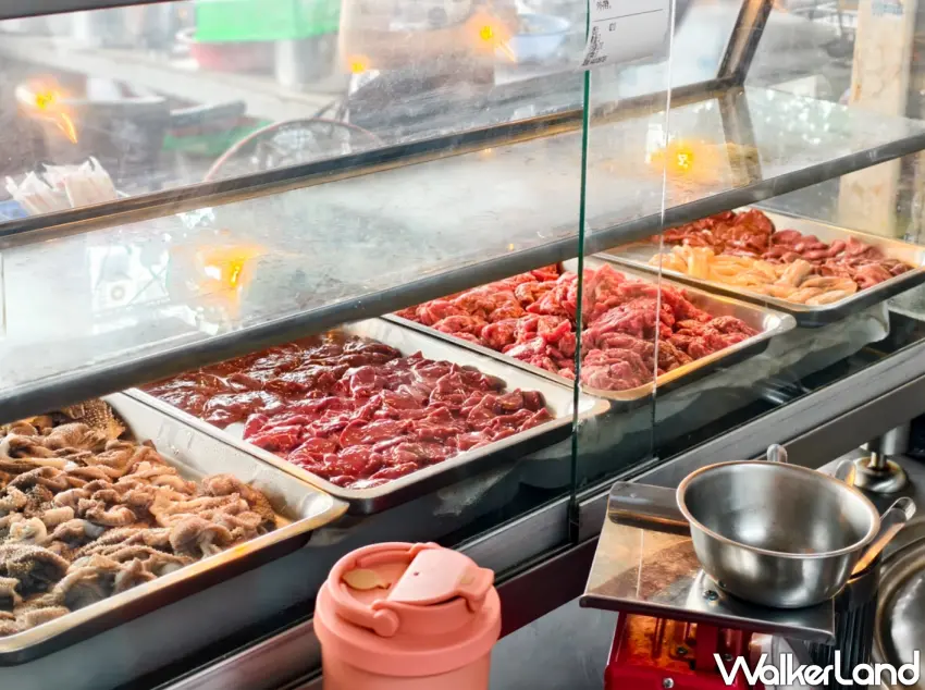 ▲「賴潮州牛雜湯」牛肉與內臟新鮮度保存良好。(美食好芃友提供)