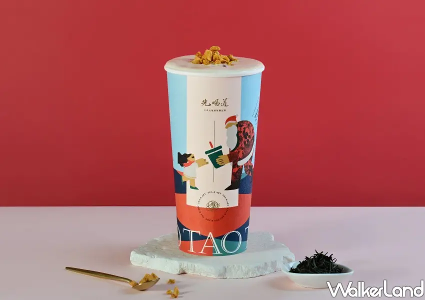 ▲先喝道飲料杯換上聖誕限定杯身。