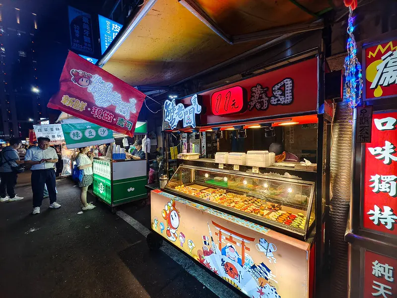 景美夜市的高cp值平民美食！「蟹老闆10元壽司」用銅板價收服整條夜市。