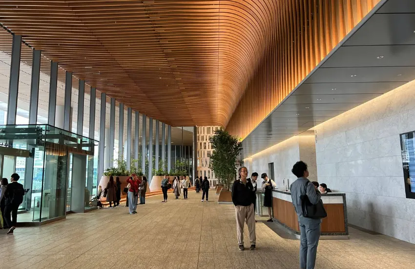 ▲高輪 Gateway City的建築設計讓陽光從天頂的玻璃屋頂灑下，像是一座剛拆封的城市。