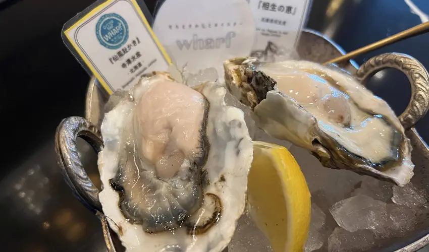 ▲Wharf 長年與各地養殖漁師合作，從產地到餐桌為理念，所有生蠔皆當日低溫、空運直送，每顆都保留產地原有的風味。