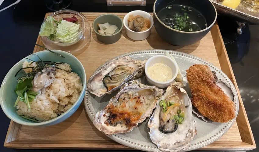 ▲招牌的牡蠣づくし御膳（牡蠣套餐）內容包含蒸牡蠣、燒牡蠣、炸牡蠣、牡蠣南蠻漬、小鉢與味噌湯，組合豐富且份量充足。