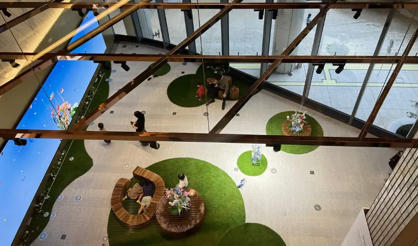 ▲自在愜意地在這座城中城內放鬆、對話、觀景、感受季節的變化。