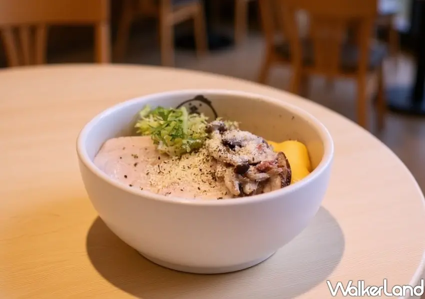 ▲炙燒明太子雞肉飯,雞腿肉以直火炙到焦香四溢,與明太子醬混合後呈現更濃郁的鹹香厚度。