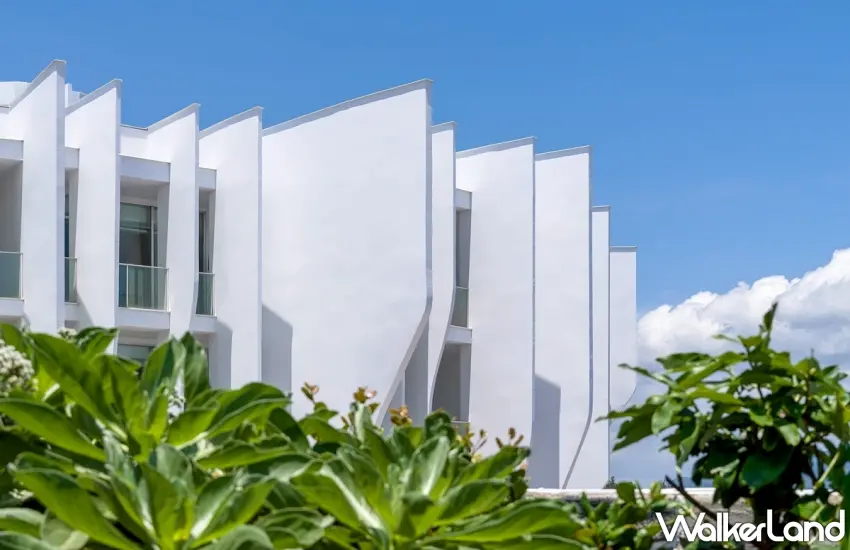 ▲「風華渡假酒店－墾丁館」的建築設計透過潔白牆面錯落交疊與線條語彙，打造吸睛亮眼的全新地標