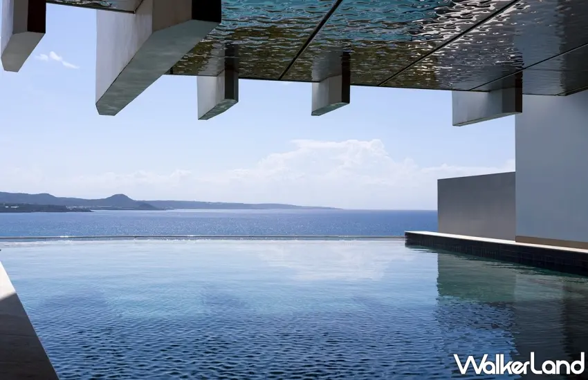 ▲飯店內擁有絕美無邊際泳池，呈現彷彿與海面相接的視覺延伸