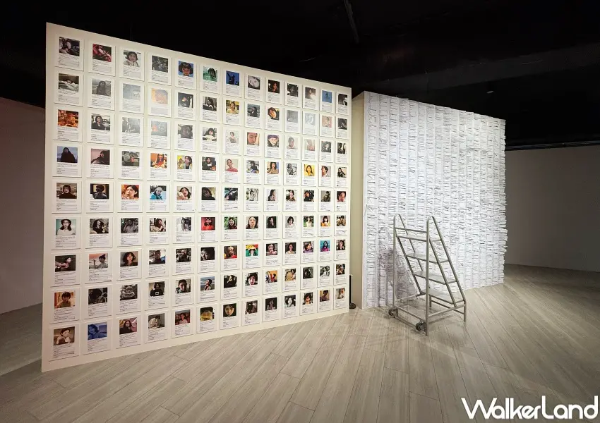 ▲板橋府中15特展！觀眾可取下標籤貼在作品照片下方。(攝影：鄭亦庭)