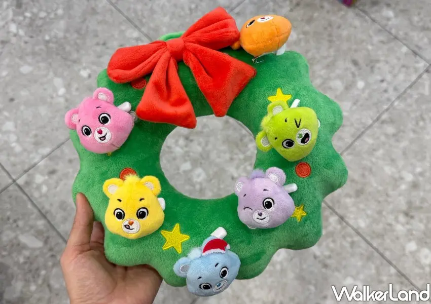 ▲全家聖誕花圈搭配Care Bears別針超萌。(攝影：鄭雅之)