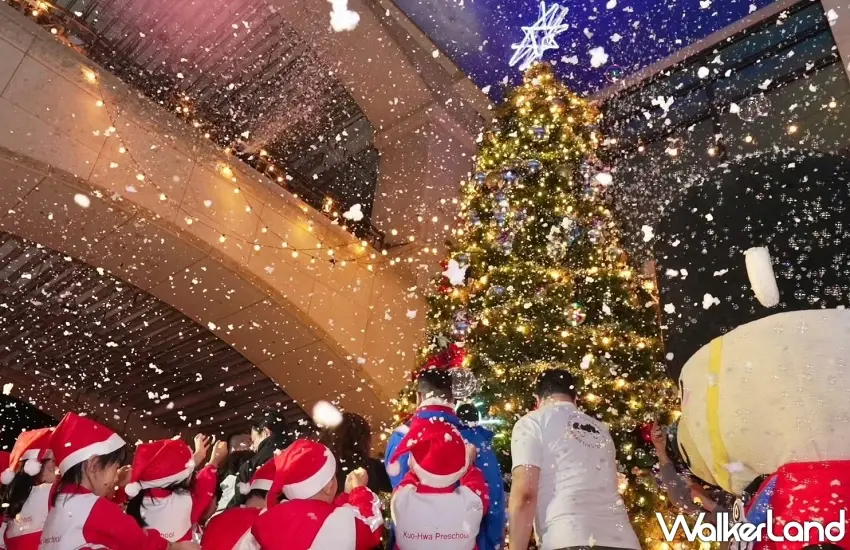 ▲福容大飯店打造6公尺巨型聖誕樹、夢幻銀河等打卡景點,並推出親子泡泡秀與燈光雪花展演