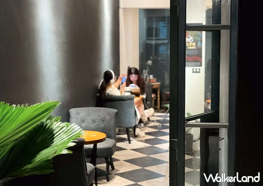 ▲中山站不限時咖啡廳推薦!春秋書店 赤峰街三層老宅書店,復古藝文閱讀空間在這。