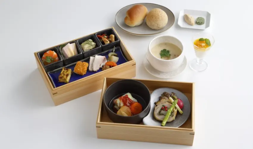 ▲在2號車廂可以享用近鐵都飯店監製的精緻木盒便當，精緻又美味。