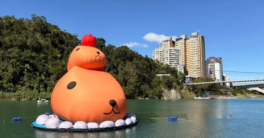 ▲碧潭地景裝置展「呆在碧潭の水豚君」活動展期至12月28日,持續為新店碧潭風景區帶來超高人氣,已成為年末最療癒的打卡熱點