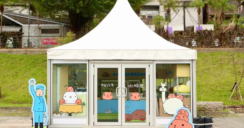 ▲每逢周末假日限定的「水豚君快閃店」,推出碧潭限定周邊商品,讓粉絲們在合影之餘,還能將這份療癒帶回家