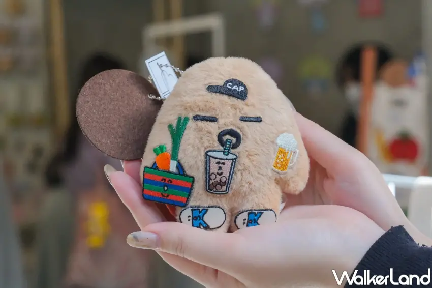 ▲台北限定奶茶色 noface娃娃吊飾，表情都可以自由搭配布貼創作。（攝影：張人尹）