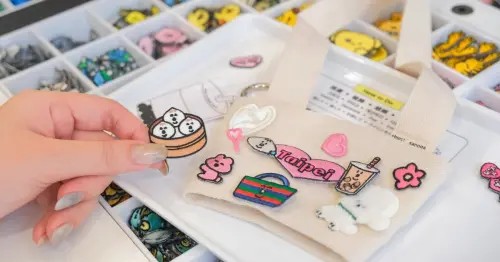 DIY布貼飲料提袋！韓國文青小物object快閃華山，崔高興玩偶 珍奶藍白拖飲料袋DIY。