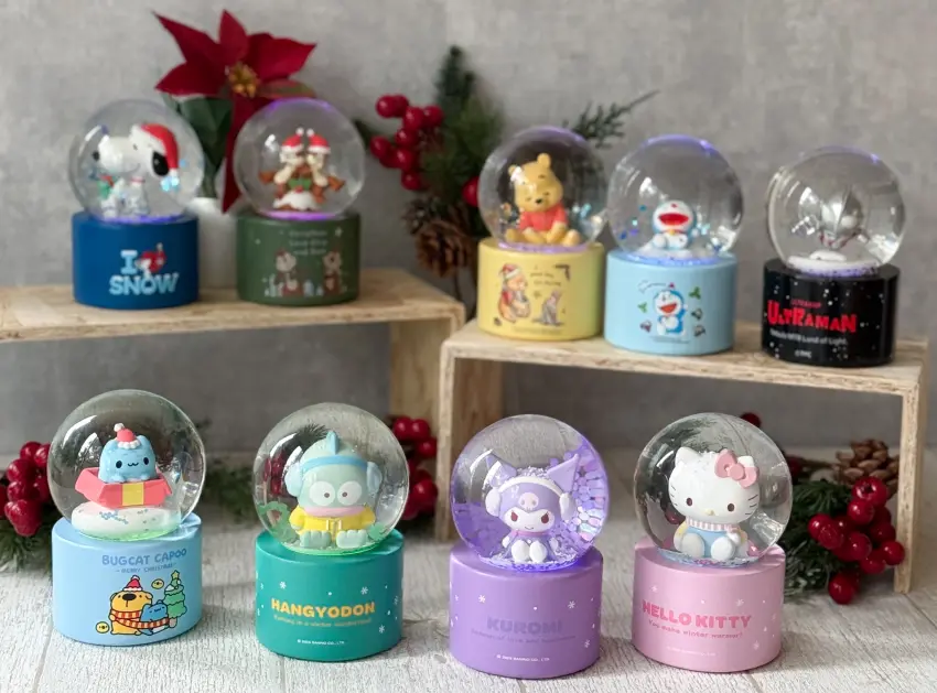 ▲聖誕節水晶球有10種款式，8公分大直徑搭配七彩夜燈。