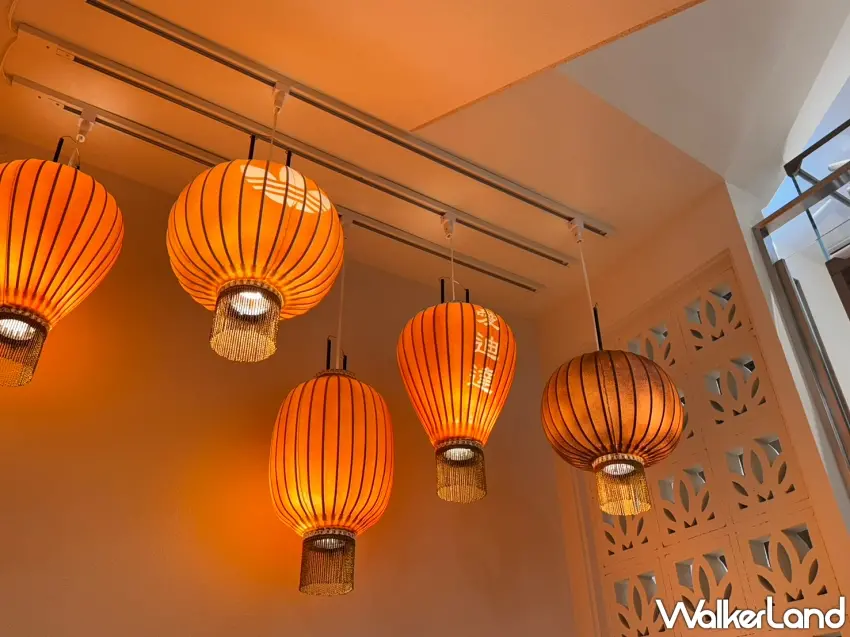▲最引人注目的莫過於天花板上懸掛的一盞盞特製燈籠，這些燈籠散發著溫暖的黃光，與愛迪達標誌性的藍色相互調和，在夜晚時分顯得格外迷人 / 攝影：張人尹