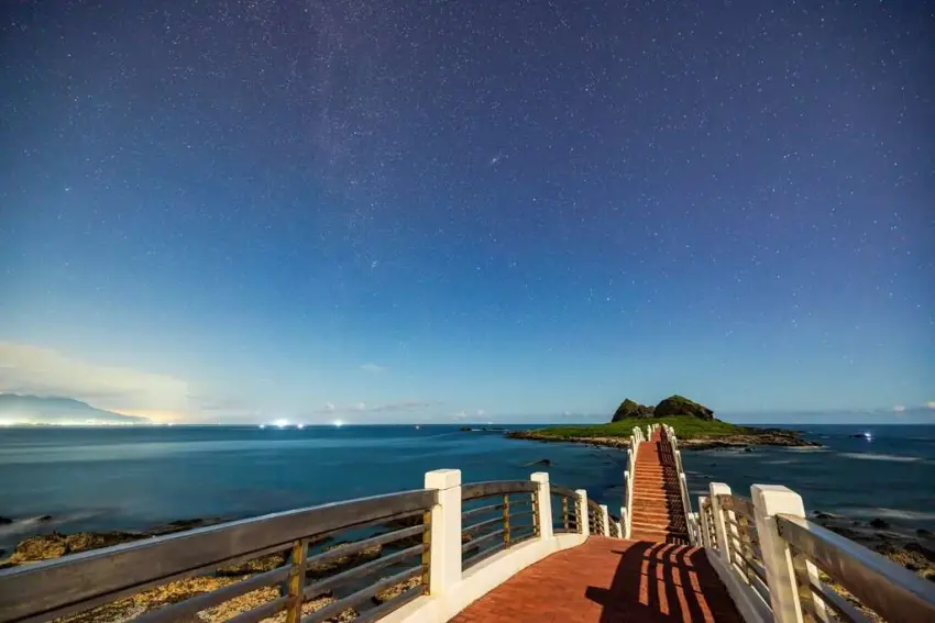▲三仙台跨海步道被星空和海面微光包圍,夜色寧靜又迷人。