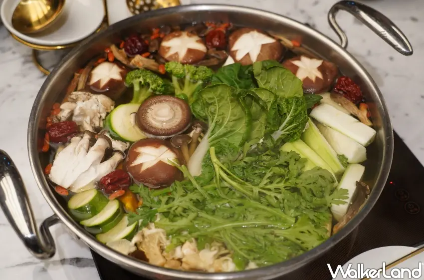 ▲以蔬菜高湯為基底的「冬潤元氣湯」，是采月鍋品冬季最受矚目的暖胃湯底。（攝影：楊婷雅）