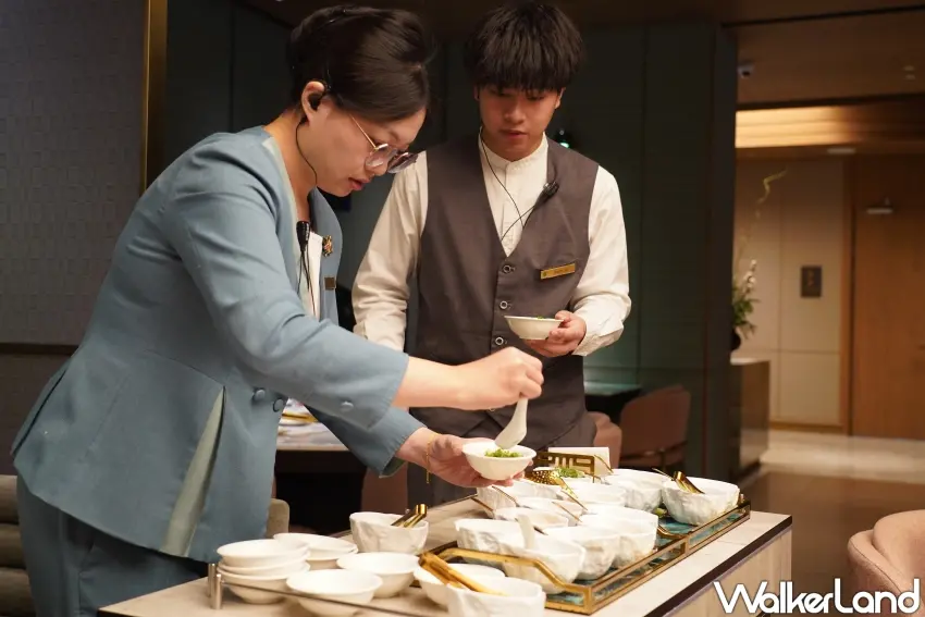 ▲醬料亦由采月鍋品服務人員於桌邊服務。(攝影:楊婷雅)