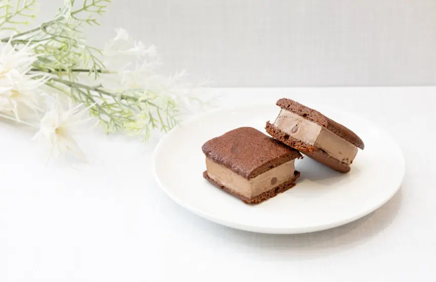 ▲內層的生巧克力醬更增添了濃郁深沉的風味層次。