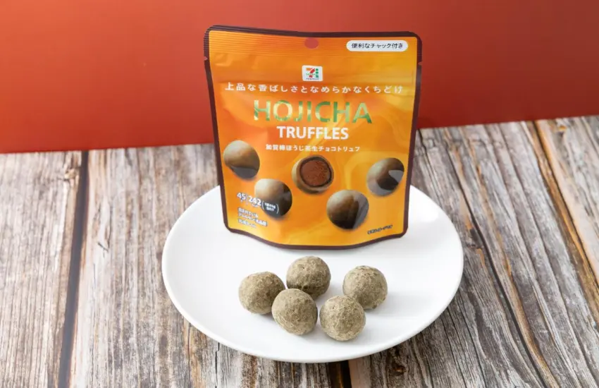 ▲巧克力中揉入焙茶粉末,與濃郁的可可風味交織出獨特的和式風情。