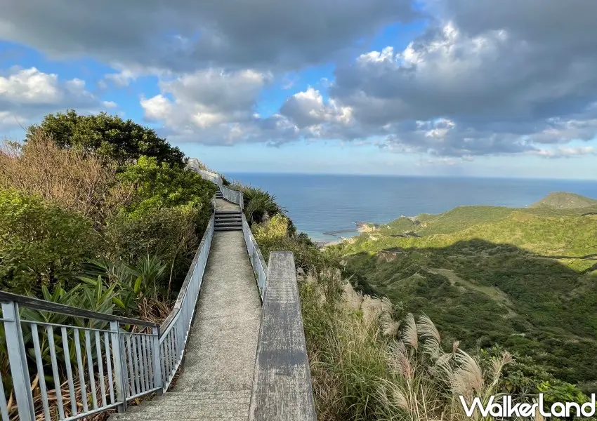 ▲報時山步道賞芒花約10分鐘登頂,360度景觀能看到水湳洞與陰陽海。