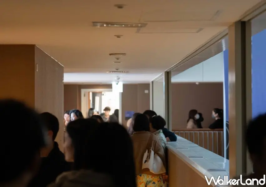 ▲ONE ART Taipei 每年吸引大量觀眾參與，沿著飯店樓層走道穿梭於展間之間，體驗飯店型藝術博覽會特有的探索式動線。