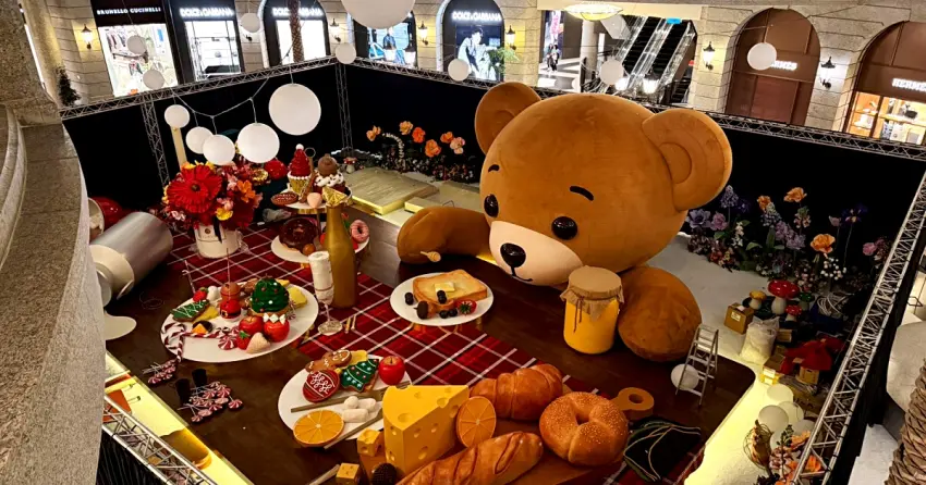 台北 BELLAVITA 巨型熊熊聖誕裝置登場！信義區免費打卡景點夢幻亮相。