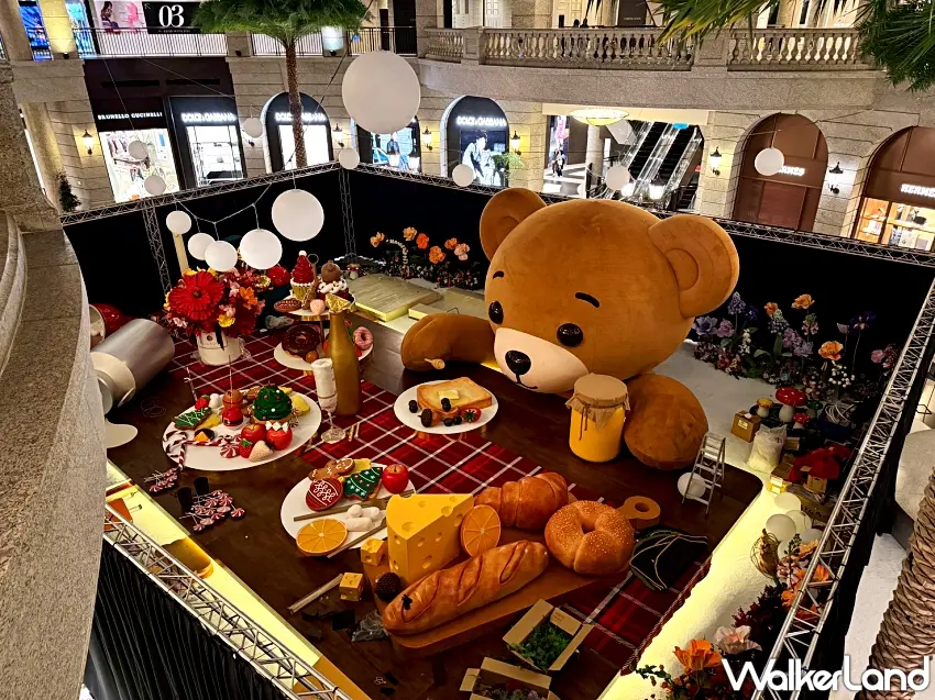 ▲信義區耶誕必拍新熱點 巨型熊熊打造童話餐桌場景吸引民眾搶拍