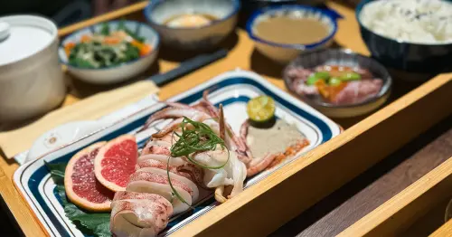 宜蘭老宅咖啡廳推薦！二漁咖啡 根本是間海鮮餐廳，老宅月球景、每日漁港直送超推。