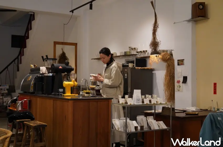 ▲半寓咖啡的老闆專業且氣質出眾。（攝影：楊婷雅）