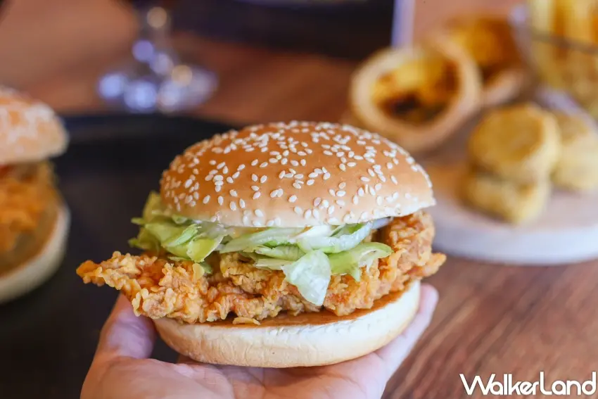 ▲PK雙饗卡APP炸翻星期三優惠，咔啦雞腿堡買一送一。（攝影：張人尹）