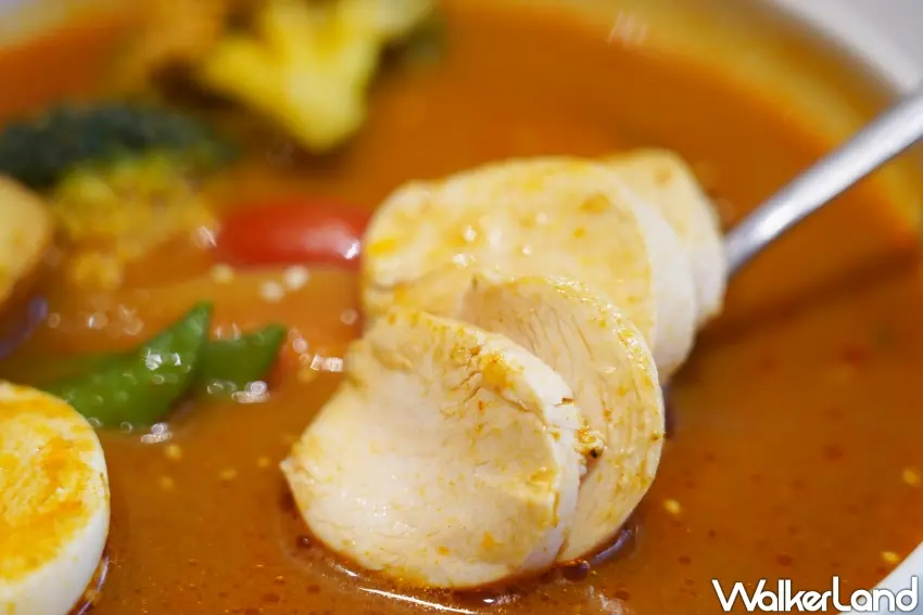 ▲「舒肥雞胸湯咖哩」的舒肥雞胸肉，口感相當軟嫩。（攝影：楊婷雅）