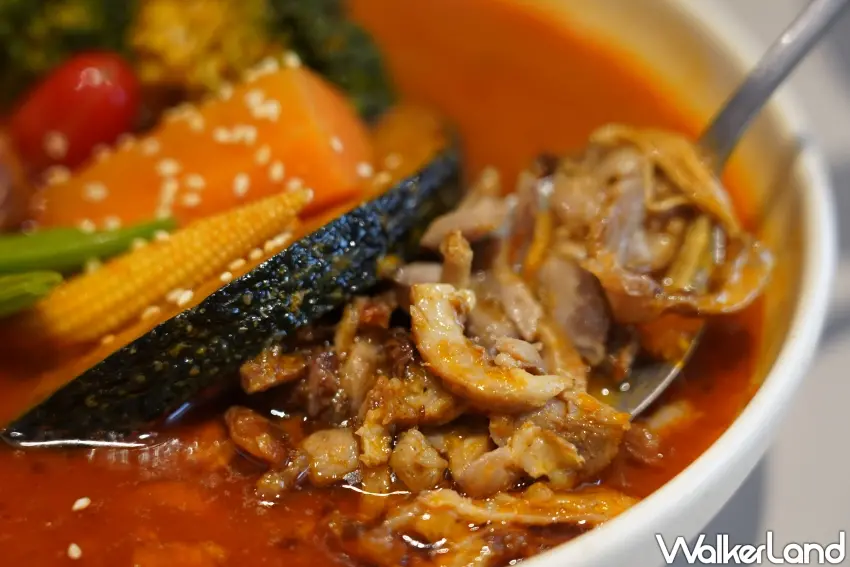 ▲「煙燻鴨肉絲湯咖哩」採用櫻桃鴨，香料和煙燻風味相輔相成。（攝影：楊婷雅）