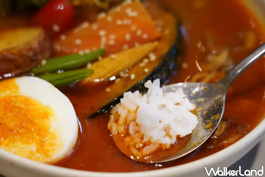 ▲「小森湯咖哩」建議先挖一匙白飯、舀入湯咖哩中再品嚐。（攝影：楊婷雅）